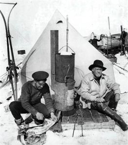 Shackleton (derecha) acampado junto al fotógrafo Frank Hurley tras la pérdida del Endurance.