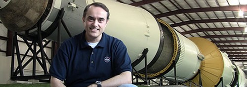 Eduardo García Llama posa junto al Saturno V